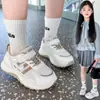Zapatos Deportivos Transpirables de Malla para Niñas 2026 Nuevo Estilo Coreano Zapatos Tipo Papá para Niños Suela Suave Niños Medianos y Grandes Zapatos de Correr para Niñas