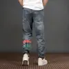 Nuevos jeans rotos de primavera y otoño para hombres a la moda, estilo Hong Kong, elegantes y únicos, estilo callejero, de nicho, pantalones versátiles de pierna recta hasta el suelo