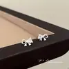 Brincos Femininos Mini Fofos em Forma de Coração com Zircônia e Laço, Compactos e Estilosos, Brincos de Personalidade Única