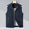Colete masculino simples e estiloso com gola alta e forro fino de algodão, oferecendo calor, resistência a amassados e fácil cuidado. Perfeito para a primavera e o outono, este colete sem mangas é ideal para o trajeto