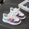 Tênis de cano baixo para meninas, sapatos casuais infantis, novo modelo outono 2026, tênis de corrida para estudantes, sapatos esportivos macios e estilosos para crianças