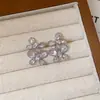 Aretes cuadrados torcidos de aguja plateada estilo simple de metal aretes geométricos diseño de nicho sentido de la moda para ir al trabajo combinables aretes al por mayor