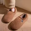 Chinelos de algodão femininos, novo estilo 2025, para uso interno em casa, antiderrapantes, com sola grossa, quentes, de pelúcia, sapatos de algodão com calcanhar fechado.