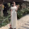 Vestido Branco Off-Shoulder Estilo Francês para Mulheres, Novo Conjunto para o Início do Verão 2026, Elegante Vestido Longo Acinturado