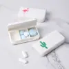 Mini pastillero portátil moda pequeño fresco Tres compartimentos pastillero pequeña caja de almacenamiento sellada para medicamentos Fabricantes de Yiwu venta al por mayor