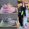 Sapatos de Malha Respirável Estilo Novo para Crianças Primavera e Outono 2025 para Meninas e Meninos, Tênis Versátil Slip-On de Malha Fly para Meninos com Solas Macias