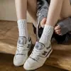 Meias femininas Zhuji, algodão puro, meias de cano médio para primavera e outono, estilo japonês, versáteis, resistentes a odores, respiráveis, meias longas grossas com listras verticais, atacado de meias femininas