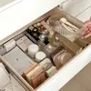 El cajón está equipado con una caja de almacenamiento de cosméticos incorporada, un separador de PP transparente para el tocador y un estante de almacenamiento para productos de cuidado de la piel.