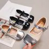 Zapatos Pequeños de Cuero para Niñas 2024 Primavera Nuevos Zapatos Infantiles Suela Suave Zapatos de Princesa Tesoro de Mujer Populares en Línea Estilo Extranjero Zapatos Individuales Primavera y Otoño