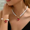 Novo Conjunto de Colar e Pulseira com Corrente Ot de Coração Vermelho Pérola de Imitação de Alta Qualidade Elegante Versátil para o Dia a Dia Conjunto Quente de Vendas Transfronteiriças
