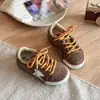 Novos sapatos infantis estilo vintage com acabamento desgastado, tênis com estampa de estrelas para crianças, primavera e outono 2026, com fechos de velcro, sapatos casuais e sapatos esportivos para meninos e meninas