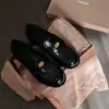 Mocasines de piel de vaca súper suaves de tacón bajo para mujer, zapatos pequeños de cuero estilo británico de piel genuina con hebilla dorada pequeña, zapatos retro slip-on de punta redonda