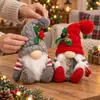 Figura Navideña Roja y Gris Tejida Santa Claus sin Rostro Gnomo Sentado Adorno de Peluche Artículo Decorativo