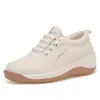 Sapatos Slip-On Femininos 2026 Primavera Novos Versáteis Moda Solado Macio Leves Antiderrapantes Esportivos Viagem Sapatos Preguiçosos