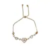 Pulseira Retrátil de Coração Vazado Doce Versátil Fresca e Fashion de Verão com um Toque de Luxo Leve Simples de Alta Qualidade