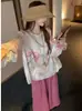Elegante conjunto de dos piezas para mujer: camisa con bordados y protección solar y pantalones casuales de pierna ancha, un atuendo de verano único y hermoso