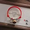 Pulseira Trançada Estilo Xizang em Madeira de Pessegueiro com Sementes de Lótus e Fio Vermelho para Mulheres, Pulseira Estilo Antigo com Sementes de Bodhi e Proteção de Lótus para Segurança