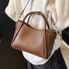 Bolsa de Balde Portátil Simples e Versátil para Mulheres, Novo Modelo Estilo Coreano para Trabalho e Deslocamento, Bolsa de Ombro, Moda Inverno 2025 com um Toque de Luxo