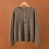 Novo Cardigan de Malha Gola Redonda em Lã Cashmere Fio Grão Dourado Outono/Inverno 2026 com Botões de Pérola, Suéter de Lã Escovada Manga Longa