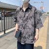 Camisa de manga corta con efecto tie-dye vintage de marca de moda japonesa para hombre, camisa fina de verano holgada y distintiva de estilo coreano a la moda para todo tipo de combinaciones.