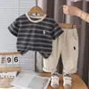 Roupas infantis para meninos, camiseta de algodão listrada, top, moda de verão infantil, conjunto de duas peças novo e estiloso de manga curta para bebê, atacado