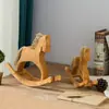 Enfeite Cavalo de Balanço Nostálgico Estilo Europeu Retrô para Sala de Estar, Quarto, Hall de Entrada, Escultura de Madeira Artesanal Criativa, Pequeno Cavalo Decoração de Mesa
