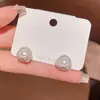 Pendientes de botón geométricos de perlas retro de lujo ligero versátiles franceses, diseño de nicho con un temperamento de moda de alta gama