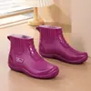Botas de lluvia cortas, antideslizantes y engrosadas para mujer, adecuadas para usar al aire libre, vadear en el agua, trabajos de cocina y como zapatos sin cordones.; zapatos impermeables de talla adulta, estilo coreano
