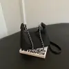 Bolsa feminina 2026 estilo coreano nova, bolsa de mão, bolsa de ombro, bolsa transversal de inverno vintage com pingente de coelho de pelúcia, camurça da moda