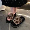 Falda estampado leopardo 2026 estilo tubo con nuevas zapatillas de algodón para otoño e invierno de celebridad de internet, zapatillas peludas de suela gruesa para que las mujeres las usen afuera, de hada