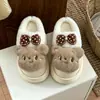 Nuevas pantuflas de invierno lindas de dibujos animados de oso peludas para mujer con lazo, pantuflas cálidas de algodón de suela gruesa para usar en exteriores
