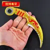 Según el modelo de aleación que sostiene Yue Shuang, el francotirador de vida o muerte puede girar los colmillos dobles de sujeción para hacer girar el arma de aleación del Dragón Dorado sin abrir la hoja.