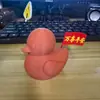 Colgante llavero de pato de arcilla roja impreso en 3D, mini decoración creativa linda con una pequeña bandera de la paz