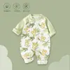 Macacão de bebê respirável, hipoalergênico e macio, confortável para recém-nascidos, design de outono em algodão puro com frente levemente aberta, macacão de bebê