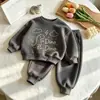 Conjunto Esportivo de Duas Peças para Meninos Primavera e Outono Estilo Coreano Lindo Dinossauro Moletom de Gola Redonda Calça de Moletom Conjunto de Duas Peças para Crianças ao Ar Livre