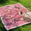 Salida de primavera, manta de picnic para exteriores, patrón de cuadros rojos, engrosada, a prueba de humedad, portátil, adecuada para césped, camping, sesiones de fotos y como manta de playa