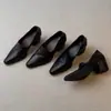 Sapatos de bico quadrado estilo novo 2026 bico fino salto grosso salto alto outono e inverno casuais slip-on preto marrom