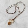 Collar de pájaro azul de otoño e invierno "Colección de poesía de aves". Diseño retro con un bonito nicho, hecho a mano, cadena de lana a juego.