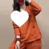 Nueva camiseta de manga larga de algodón y lino con botones, estilo retro chino, para mujer, versátil, artística, colorida, top casual ajustado para el otoño de 2026
