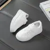 Zapatos blancos de estudiante suela blanda zapatos de skate para niños primavera y otoño nuevos zapatos para niños versátiles antideslizantes para niños grandes niños y niñas zapatos casuales