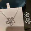 Aretes Collar Estilo Coreano Flor de Cinco Pétalos de Circonio Aguja de Plata de Ley S925 Exquisitos Elegantes Pendientes Simples Elegantes Suaves Pendientes