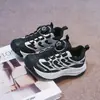 Zapatillas deportivas para niños, zapatillas estilo papá para niños, nuevo diseño versátil de malla 2026 con hebilla giratoria, zapatos anti-golpes para senderismo y running para niñas