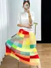 Traje de diseño de dos piezas Miyake Verano 2024 para mujer, top de manga corta murciélago con cuello redondo Elapor, falda de bloques de color arcoíris