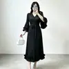 Atacado transfronteiriço vestido Issey Miyake, toque de luxo leve e de alta qualidade, decote V, mangas sino, barra com babados, acinturado, com amarração na cintura, vestido emagrecedor
