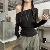 Top Básico Ajustado para Estudiantes de Otoño Temprano 2026 con un Diseño Dulce y Picante, Camiseta de Manga Larga Off-Shoulder para Mujer