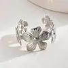 Pulsera de Patrón Floral Estilo Metalico Transfronterizo Europeo y Americano, Pulsera de Moda y de Alta Gama, Joyería Exagerada Versátil de Nicho para Mujeres