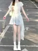 Conjunto de Dos Piezas Estilo Coreano Suave Fresco Blanco de un Hombro Manga Corta + Falda Corta Irregular de Malla con Parches a Cuadros