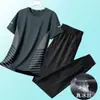 Verano 2025 Traje de dos piezas deportivo y de ocio para hombre, para fitness, correr, entrenamiento, transpirable, de seda de hielo fresca, elástico, de manga corta