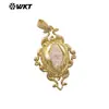 Wt-Jp448 Estilo Palacio Retro Cruz Pequeña Gota de Agua Perla de Agua Dulce Natural y Encaje Chapado en Oro de 18 Quilates Colgante
