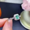 Anillo de esmeralda natural alta claridad lleno de fuego color piedra principal tamaño aproximado 4*5mm plata de ley 925 incrustación de precisión